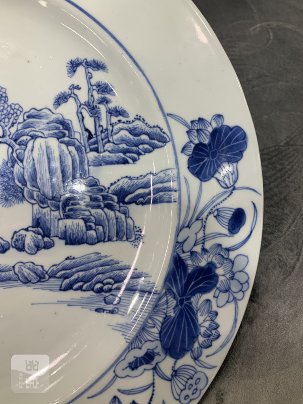 清雍正青花荷莲纹开光山水泛舟纹折沿大盘 - 图5